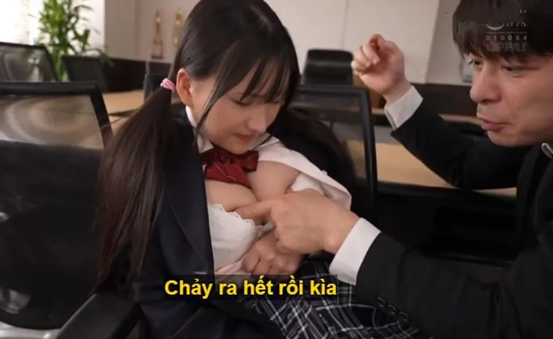 Suốt 3 năm trời, thầy giáo rèn luyện cô học trò ngực đẹp thành " bình chứa tinh"
